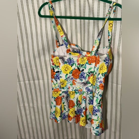 💙 NWoT White Floral Peplum Swimsuit Top w Built in Bra - Picture 3 of 5